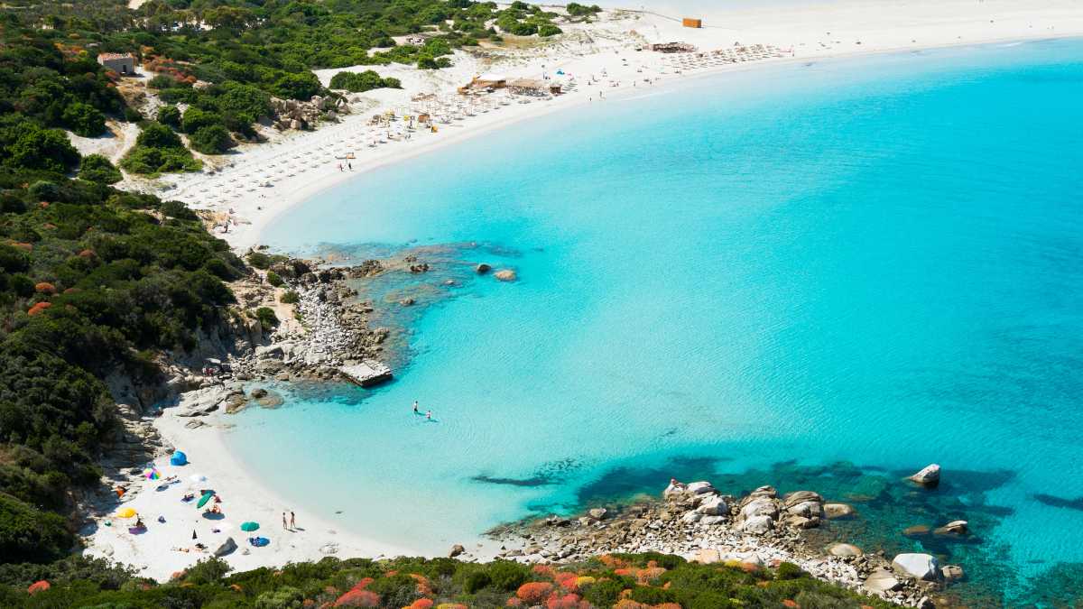 Quali attività acquatiche fare a Villasimius? Dal kayak al windsurf